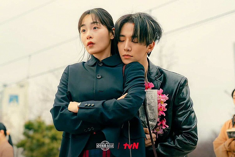 《颱風商社》的女主角，則找來「怪物新人」金敏荷擔綱演出，2016 年透過韓劇《對，就是那樣》出道的金敏荷，之後陸續參演《學校 2017》、《我的 ID 是江南美人》等作品，在 2022 年更以《柏青哥》而被觀眾熟知。