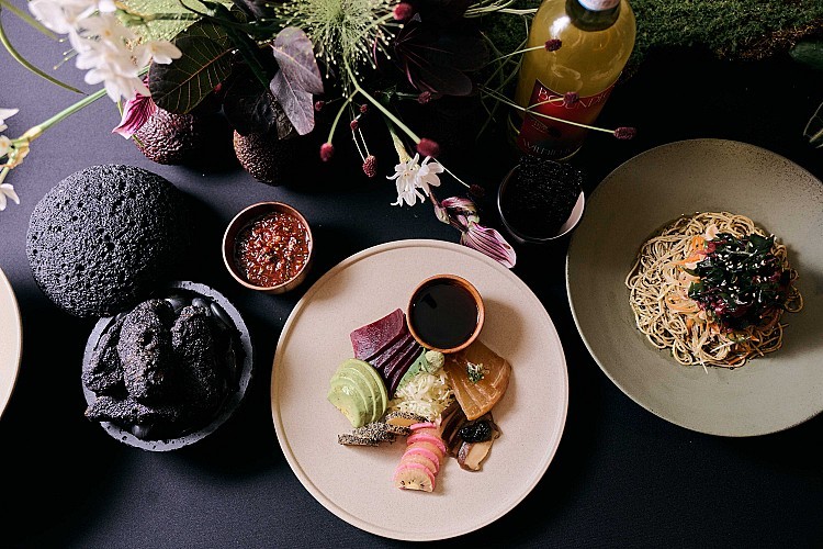 「Beyond Sashimi」打破生魚片只能是魚的想像，主廚以蔬果與菇類作為核心素材。