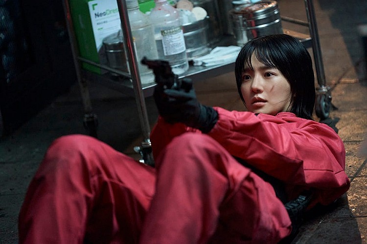 朴珪瑛今年在《魷魚遊戲 3》飾演潛入遊戲的脫北者姜霞，不只沈默寡言，面對敵人更是殺人不手軟，儘管因為沒辦法推進劇情而被譽為是整部劇的「冗員」，仍然靠著不同以往的突破演技引起關注。