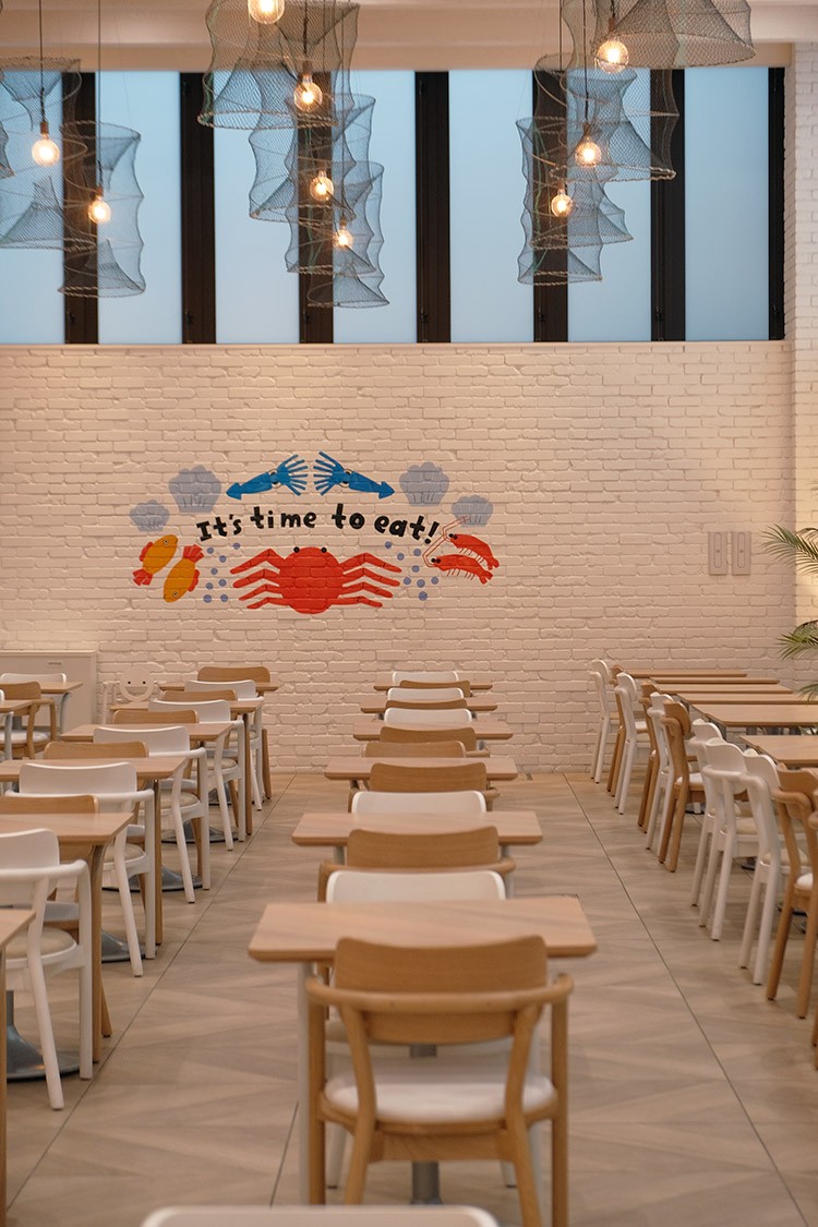  餐廳以函館港口城市為靈感,透過烏賊墨藝術牆、漁網燈飾與藍色系空間設計營造海洋氛圍。旅人可在此一邊享用早餐,一邊感受廚房熱氣與港灣氣息交織的節奏。