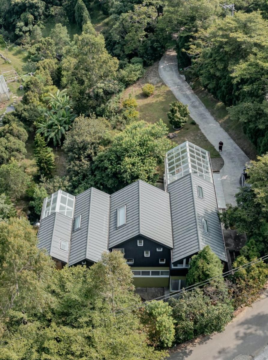 在現代建築設計中,如何結合自然地形與人本需求,打造兼具美感與機能的居住空間,成為一大課題。位於新竹的私宅作品「山簷之家」,正是其中的佼佼者。由上滕聯合建築師事務所與右邑設計室內裝修有限公司攜手打造,透過山形屋頂、自然光引入、材質轉換等手法,重新詮釋「家」的定義,落成後,獲得多樣設計大獎肯定。