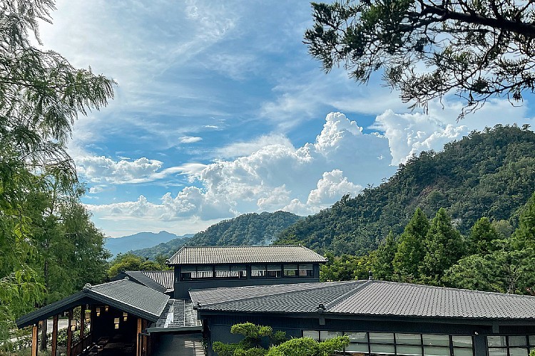 歷經兩年籌備,春水堂創辦人劉漢介將「茶館為人間樂土」的精神帶進南投山林,打造全新文化園區「春秋山林」。