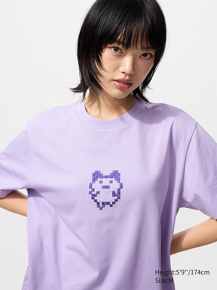 為慶祝塔麻可吉誕生30週年，Uniqlo以像素美學為靈感，推出多款UT T-shirt，上頭印滿熟悉的遊戲畫面與角色養成過程。最令人驚喜的是，Uniqlo同步推出聯名限定版電子雞主機，以品牌經典紅白配色結合塗鴉風指針設計，極具收藏價值。