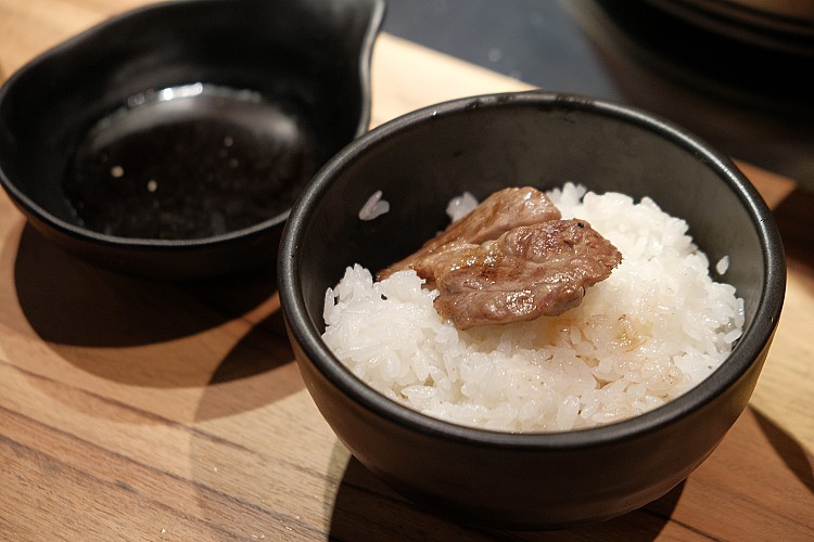 餐桌上少不了每日現碾的北海道米,以傳統鍋釜慢火炊煮,米香飽滿、粒粒分明