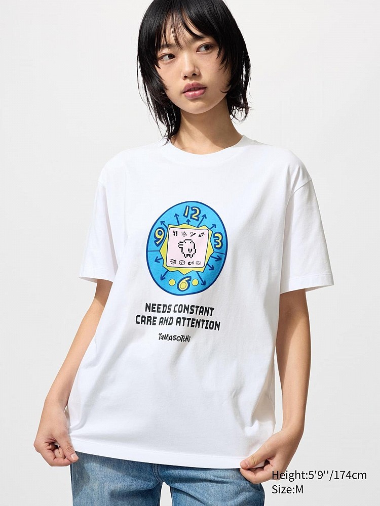 為慶祝塔麻可吉誕生30週年,Uniqlo以像素美學為靈感,推出多款UT T-shirt,上頭印滿熟悉的遊戲畫面與角色養成過程。最令人驚喜的是,Uniqlo同步推出聯名限定版電子雞主機,以品牌經典紅白配色結合塗鴉風指針設計,極具收藏價值。