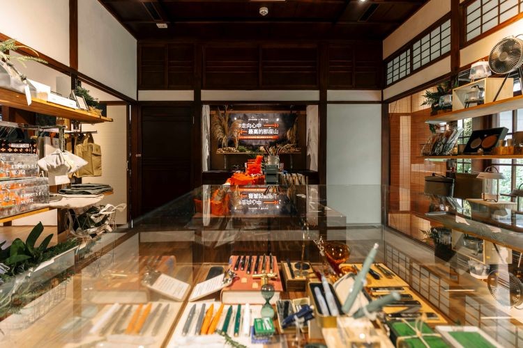 跳脫傳統商業空間的框架,0KM 山物所以策展為核心,揉合多元機能與場域精神。空間結合選品、餐飲與休憩機能,同時融入博物策展、永續選品、環境教育等內容,打造推動永續山林生活倡議與美學體驗的跨界平台。這不僅是一處購物空間,更是一場文化實驗,讓人重新思考與山林的關係。