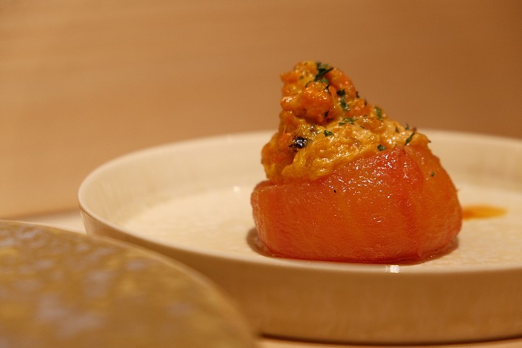 「煎大根蟹湯×蟹肉鴨肝福袋」轉入溫潤,大根的焦香托起湯底的清甜,蟹黃與鴨肝被薄薄豆皮收攏,油脂在湯面上閃著金色光澤