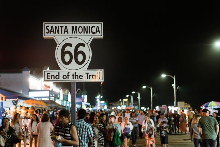 ▲「傳奇66號公路」的西端終點，加州聖塔莫尼卡碼頭的 End of the Trail 標誌。　圖：美國國家旅遊局／提供