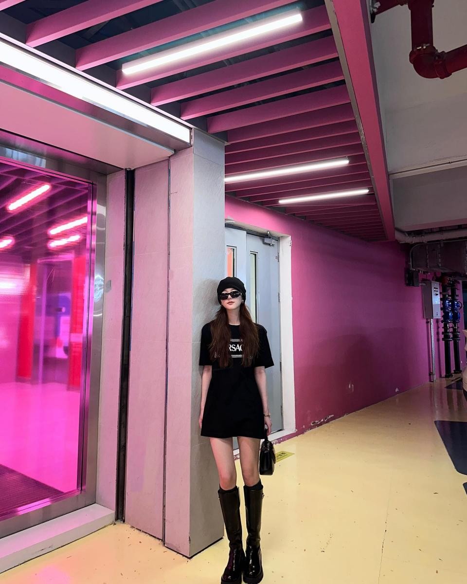 Oversize 的T恤好搭配的特性，讓該單品成為許多人衣櫃的必備款！在趙露思的個人 instagram 中，她以一件OversizeT恤為主軸，並搭配上及膝長靴，讓腿部擁有視覺延伸的效果