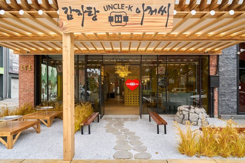 以傳統韓屋設計的大門口，讓人一秒從公益路穿越到韓國。（Uncle-K提供）