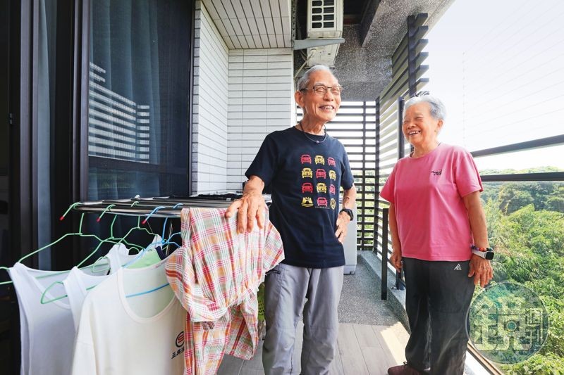 88歲的李爸偕妻入住好好園館1年多,住宅配有大陽台、採光充足,平日也有生活管家照料。