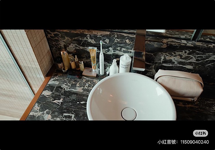 趙露思劇中同款保養清單:嬌蘭皇家蜂王乳平衡油精華、皇家蜂王乳蜜露、皇家蜂王乳雙導精華、蜂蜜修護黑霜、蜂蜜修護白霜