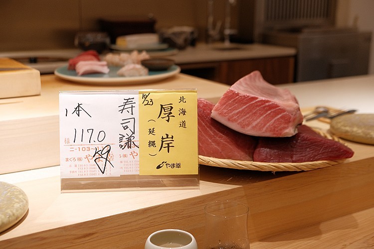 「天然本鮪大腹握壽司」則是氣勢轉折的高峰,取自本鮪腹部最豐腴的部位,大理石紋的油脂在舌尖如雪融般化開。