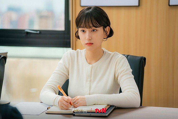 柳惠英這次在《瑞草洞》飾演吃貨律師裴文靜，女大 18 變的外型加上兼具成熟與可愛的魅力也讓她收穫不少人氣。