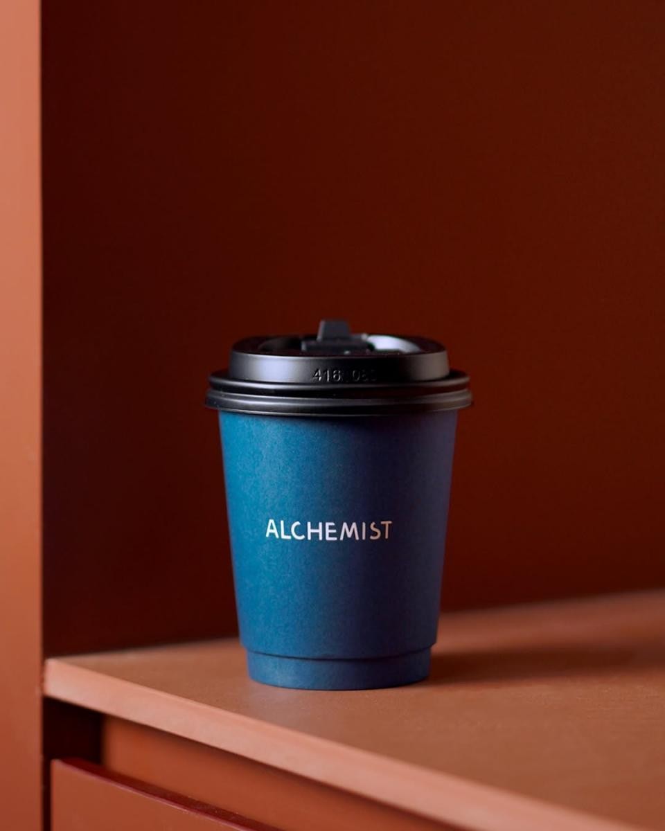 繼進軍日本後,Alchemist 近日正式登台,選址於台北大稻埕的巷弄間——大同區南京西路一帶,這裡同時也是一級觀光熱區。儘管沒有大肆宣傳,卻吸引不少咖啡愛好者慕名而來。憑藉一貫的高品質咖啡,Alchemist 成為大稻埕街景中嶄新的文化插畫。店內提供義式咖啡與手沖咖啡,使用自家烘焙、空運來台的咖啡豆,為台灣精品咖啡市場注入新活力。店內備有六款以上的單品咖啡可供選擇,滿足不同喜好的顧客。