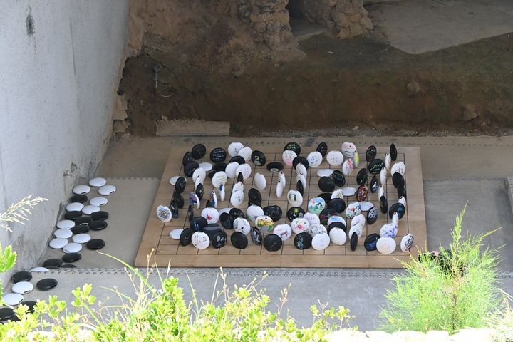 ▲第3屆「馬祖國際藝術島」作品－《不是誰的棋子，我們是…》。　記者-謝旻蒨／攝
