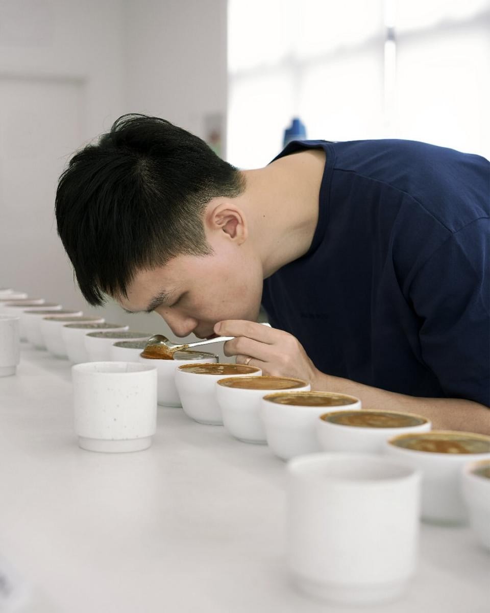 承襲品牌極簡風格,台北店使用英文菜單,品項設計清晰,提供多款經典咖啡,包括:濃縮、美式、小白、摩卡等,價格介於新台幣 100 至 200 元 之間,亦可選擇添加燕麥奶或加濃縮。特別是,店內也供應 Cascara(咖啡果皮茶),這款飲品咖啡因含量較低,帶有水果與花草的香氣,風味獨特,與傳統茶飲截然不同。此外,現場亦販售自家烘焙咖啡豆,讓咖啡愛好者在家也能沖泡出屬於 Alchemist 的香氣與風味。