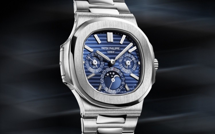 Patek Philippe 百達翡麗的 Nautilus 超級複雜功能萬年曆腕錶,搭載 Caliber 240 Q 超薄自動上鍊機芯,是品牌迄今為止最纖薄的萬年曆腕錶。