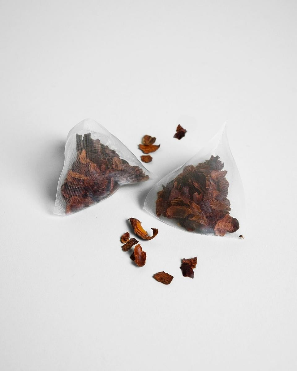 承襲品牌極簡風格,台北店使用英文菜單,品項設計清晰,提供多款經典咖啡,包括:濃縮、美式、小白、摩卡等,價格介於新台幣 100 至 200 元 之間,亦可選擇添加燕麥奶或加濃縮。特別是,店內也供應 Cascara(咖啡果皮茶),這款飲品咖啡因含量較低,帶有水果與花草的香氣,風味獨特,與傳統茶飲截然不同。此外,現場亦販售自家烘焙咖啡豆,讓咖啡愛好者在家也能沖泡出屬於 Alchemist 的香氣與風味。