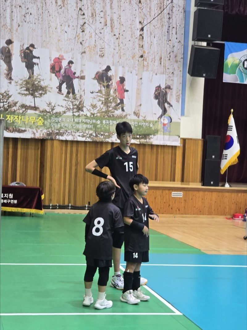 龍志勳與隊友站在一起,簡直是大人欺負小孩。(翻攝自韓國小學排球聯盟)