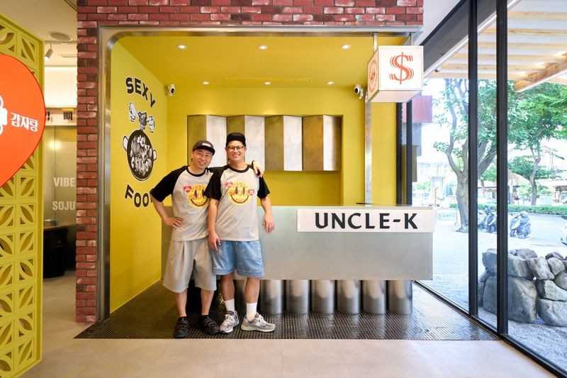 Uncle-K創辦人宋元燮（左）、鄭哲俊（右）攜手把風味正宗的韓式馬鈴薯排骨火鍋引進台灣。（Uncle-K提供）