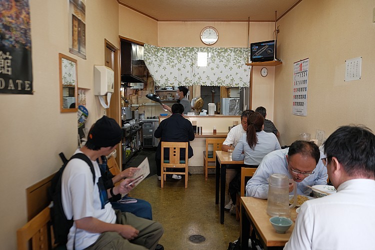 店內僅15席,小巧卻充滿老味道。若想嚐到那碗傳說中的鹽味拉麵,務必提早前往排隊,店門雖在11點半開啟,但聰明的老饕早在11點便已等候。