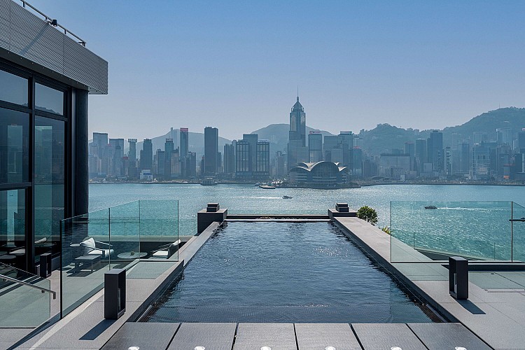 香港麗晶酒店（Regent Hong Kong）今年強勢奪下《Travel + Leisure》「香港最佳城市酒店」與「亞洲最佳城市飯店」雙料冠軍，從去年的亞軍躍升榜首。