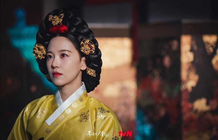 姜漢娜這次在《暴君的廚師》中飾演王的寵姬姜穆珠，甜美的笑容下卻藏滿野心，尤其是最後兩集為了掩滅證據殺掉身邊宮女，冷血的模樣也讓她被譽為今年最強反派教科書。