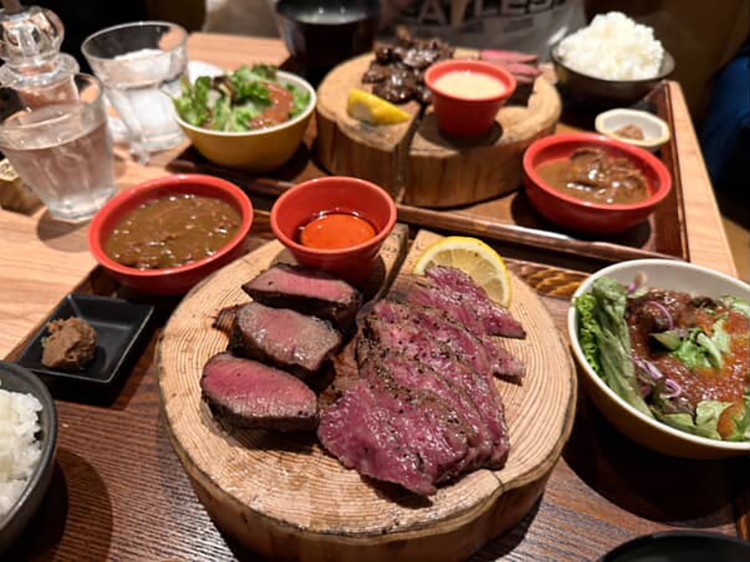 台灣菜單中,最奢華、價格也最昂貴的一道「極品牛舌牛排與A5黑毛和牛」盛盤,主廚選用舌根部位厚切炙烤,外層焦脆、內裡柔嫩多汁