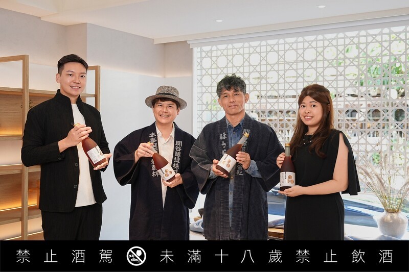 由左至右:本事選酒創辦人Dino、酒雄老師、關谷醸造社長関谷健、烹雪韻創辦人鄭茗謙。
