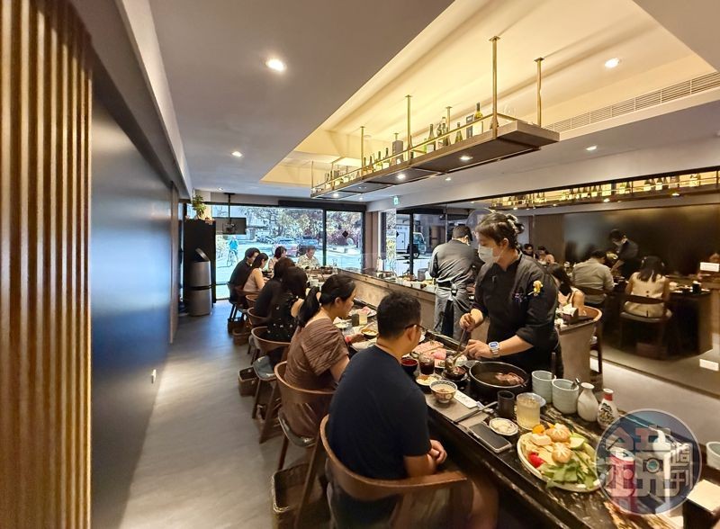 U型吧台讓客人能近距離欣賞食材烹調過程並與主廚互動,也設有私人包廂。