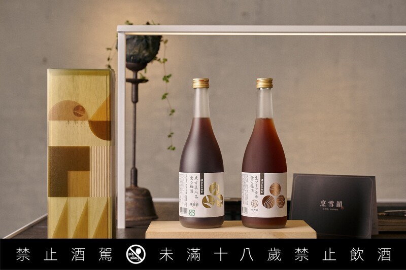 「本事選酒」與日本愛知縣的百年酒廠「關谷釀造」、新竹茶品牌「烹雪韻」合作,打造「蓬萊泉 烹雪韻 生普洱茶梅酒」。