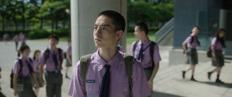 劉敬在《自殺通告》中降齡扮演高中生,因外型太帥被導演周冠威要求剃髮。(本萃電影提供)