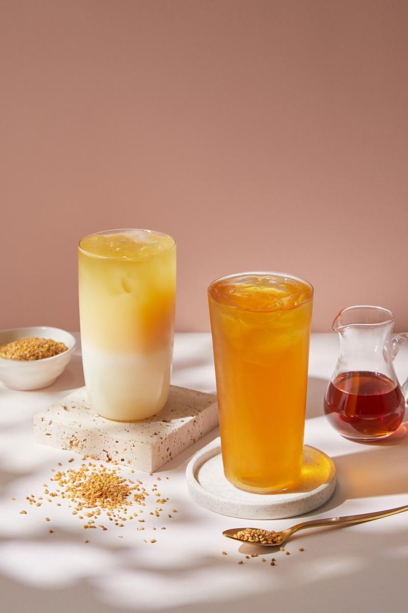 隨著無咖啡因飲品風潮崛起，迷客夏在前年夏季推出的「輕纖蕎麥茶」迅速成為新一代手搖寵兒。