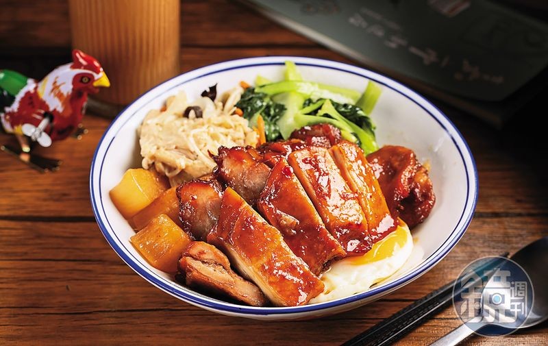 「叉燒、雞腿扒雙拼飯」選用有產銷履歷的嘉義御正童仔雞,肉質新鮮Q彈。(168元/份)