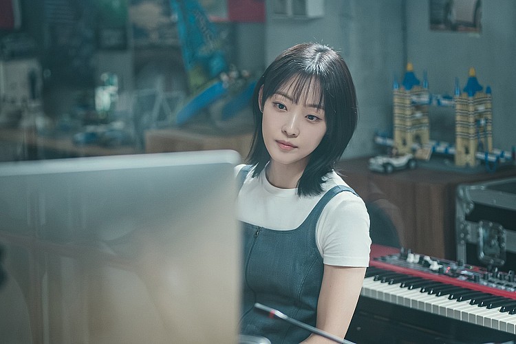 全昭霓這次在在《我們的浪漫電影》中飾演編劇孫朱雅，曾是男二李濬榮的舊愛，以不造作的演技與充滿故事感的眼神，而被譽為是讓人難以忘懷的「最美初戀」。
