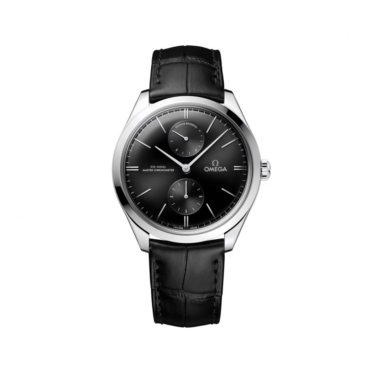 Omega 歐米茄碟飛Trésor 系列於1949年問世,搭載傳奇的30毫米機芯,圓弧形黑色錶盤的12點鐘位置設有動力儲存顯示,6點鐘位置設有小秒針顯示,指針及圓弧形時標均採用18K白金製成。