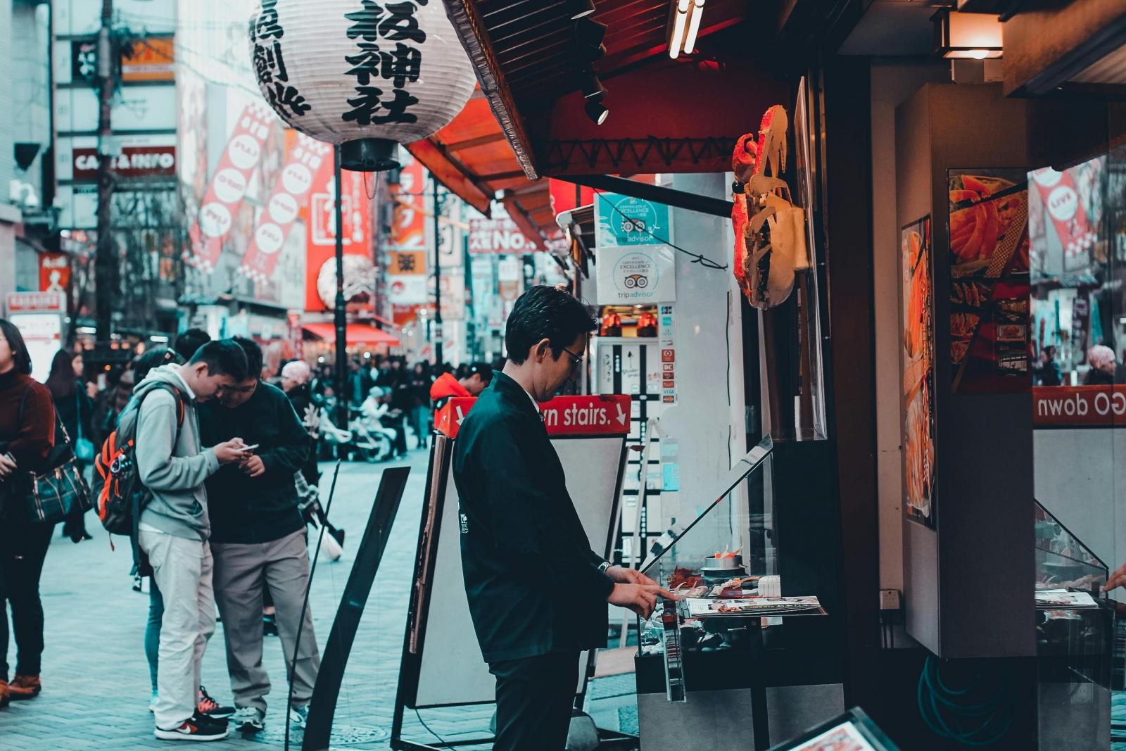 旅客須先支付含稅金額,出境時經稅關確認攜出後才退回消費稅,若未確認則不予退稅