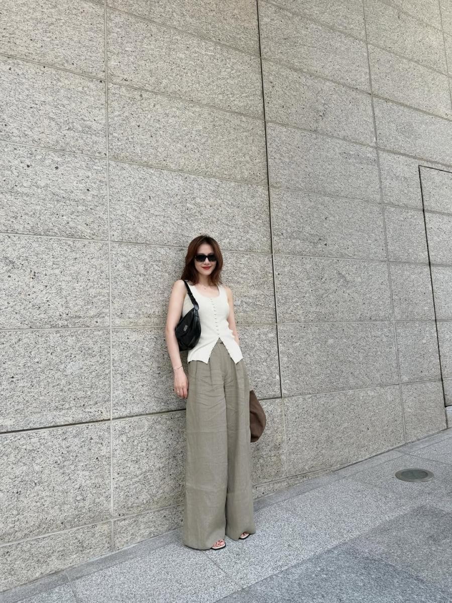 走在城市街頭，高圓圓選擇淺米色針織背心搭配卡其寬褲，乾淨俐落。這一身雖然沒有華麗設計，但墨鏡和黑色肩背包立刻把休閒感拉高到都會時髦的層次。她的秘訣就在於「用配件定義風格」，即使服裝是基礎款，也能透過墨鏡和包包塑造強大氣場。