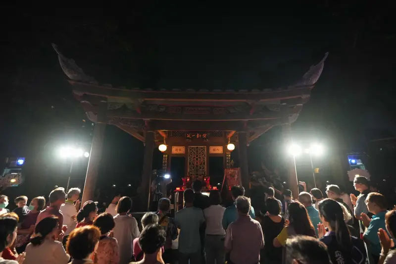 ▲迎請台北霞海月老、城隍夫人與城隍爺駐駕林園,與眾齊聚來青閣,共賞開幕光影之美。(圖/新北文化局提供)