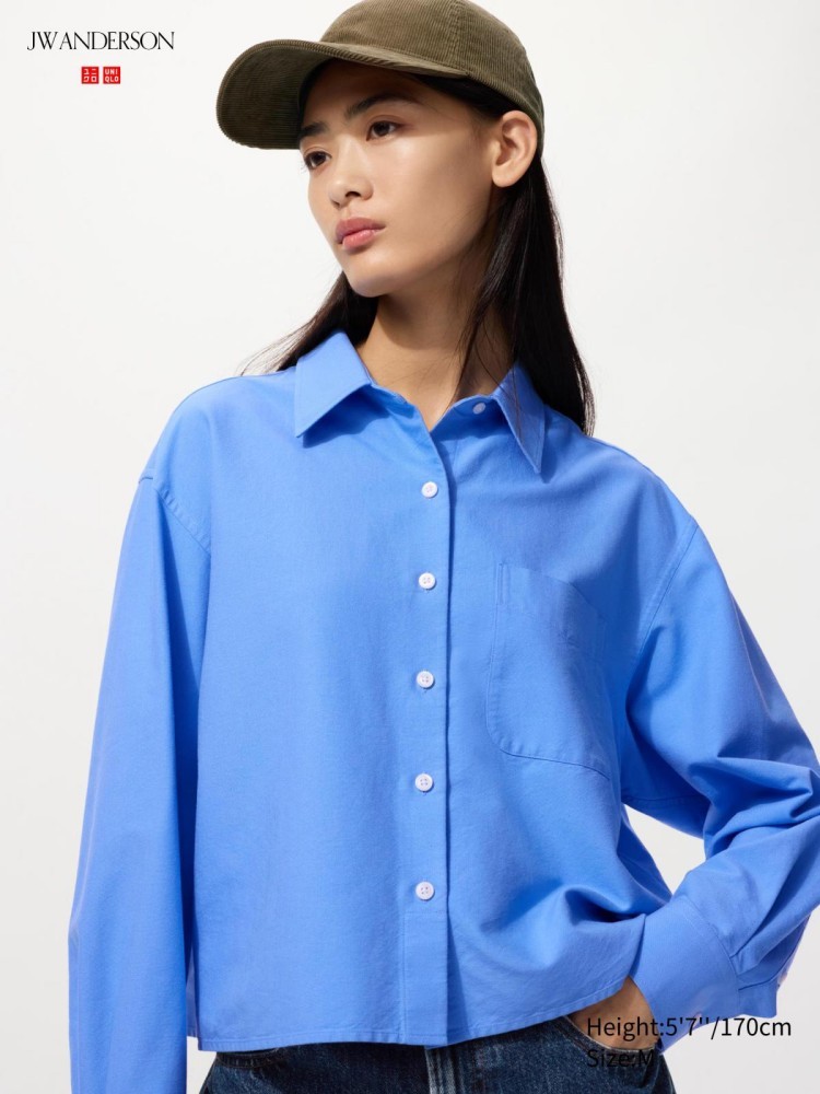 Uniqlo × JW Anderson聯名系列一向以英倫學院氣息結合實穿輪廓著稱。這款牛津寬版襯衫採短版箱型剪裁，俐落中帶有一絲俏皮，簡單一件就能拉長身形比例