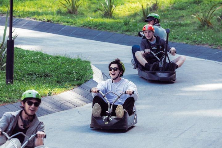 ▲陳柏霖(前)、新田真劍佑(中)在斜坡滑車上飆車。　圖：出去一下／提供