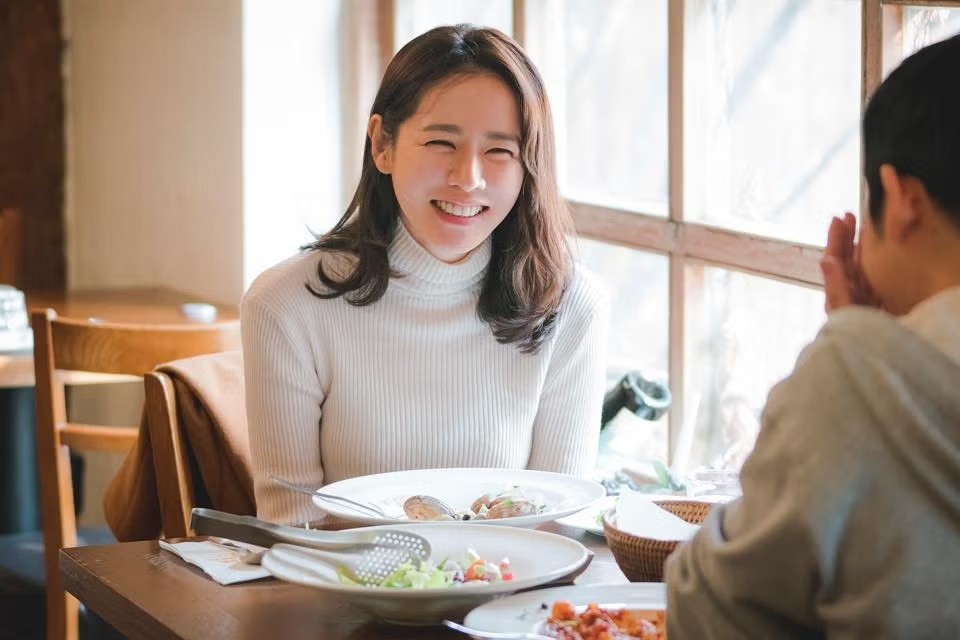 輕熟女最大的魅力，在於她們懂得「讓人安心」。比起年下男仍在摸索方向、學習與壓力共處，她們早已練就一種情緒穩定的優雅——不必爭吵、不必說教，只用傾聽與回應就能化解不安。對年下男而言，這份安全感不是來自年齡，而是那種「我可以在你面前做自己」的輕鬆感。她們懂得轉化情緒，也懂得在關係中給予空間與理解，讓對方感受到「被接住」的溫度。難怪許多男性都承認，輕熟女的魅力不在外貌，而在那份能讓人放鬆的成熟氣息。當年下男面對加速的不確定、職場轉變或人生方向時，輕熟女所提供的「情感定位」正好填補了一片空白。