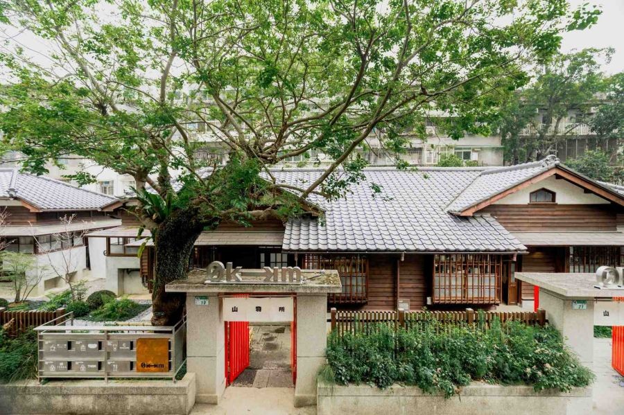 隱身在台北大安區巷弄中的百年日式宿舍群,如今以嶄新面貌「0KM 山物所」重生。這座由林業保育署與勤美集團共同打造的文化空間,不僅保留日治時期的歷史建築,更融合山林美學、自然景觀與選物策展,成功轉型為台北市首座以「山林生活」為核心理念的城市綠洲。從老屋再利用、原生植物復育,到跨界設計與永續策展,0KM 山物所成為探索自然、文化與生活風格的新地標,也為都市人開啟一條與山林重新連結的路徑。