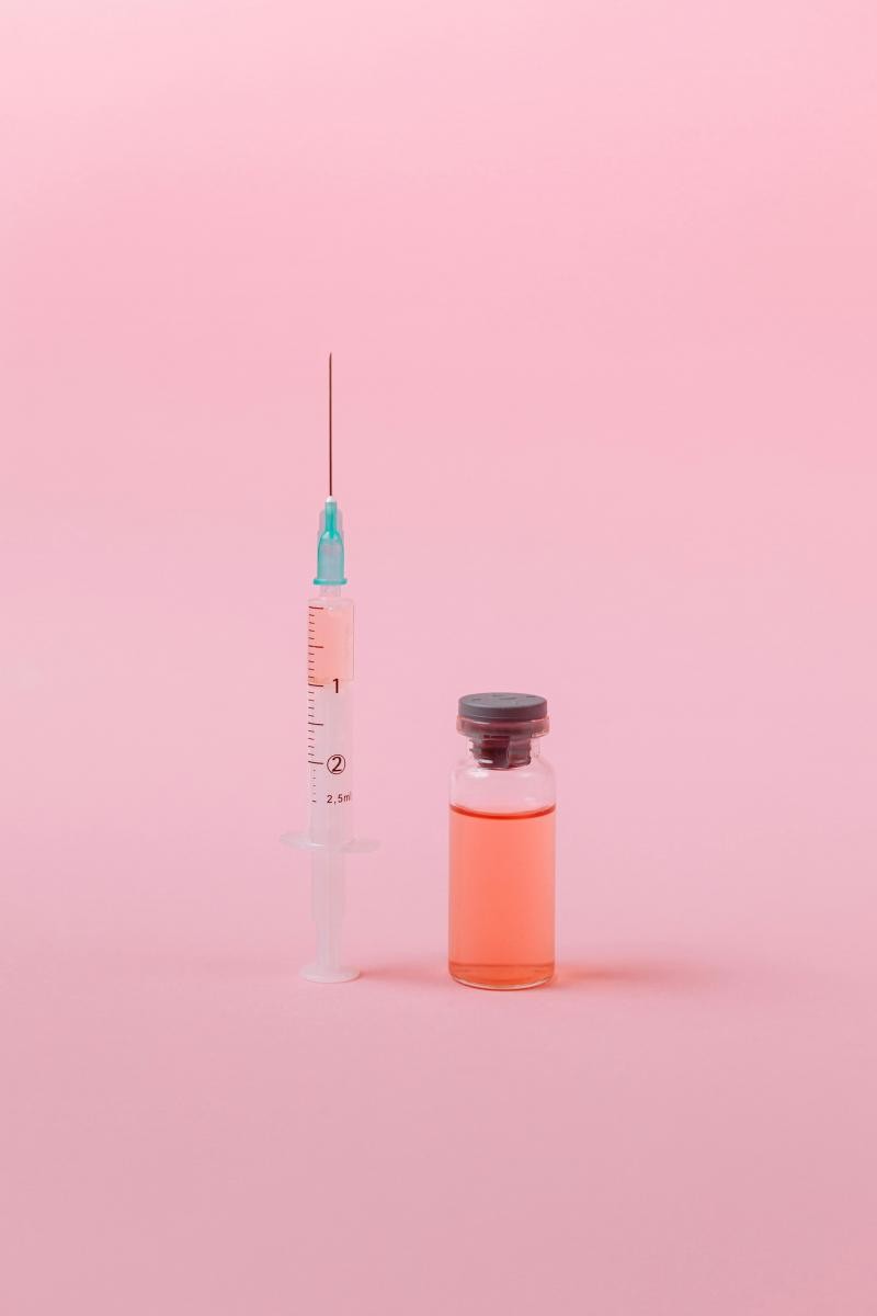 那該怎麼打破這個惡性循環?吳佳鴻醫師指出,荷爾蒙補充療法(HRT)可能是關鍵之一。根據「女性健康促進計畫」(WHI)研究,補充荷爾蒙的女性,3年內糖尿病風險下降約21%,長期追蹤甚至達19%。另一項「HERS」研究也顯示,補充荷爾蒙能有效穩定血糖、降低糖尿病風險達35%。北美停經學會(NAMS)更於2022年更新報告,確認荷爾蒙補充能改善代謝症候群指標,糖尿病發生率可下降30%。不論是單補雌激素,或搭配黃體素的複方療法,都能幫助身體重新找回代謝平衡。