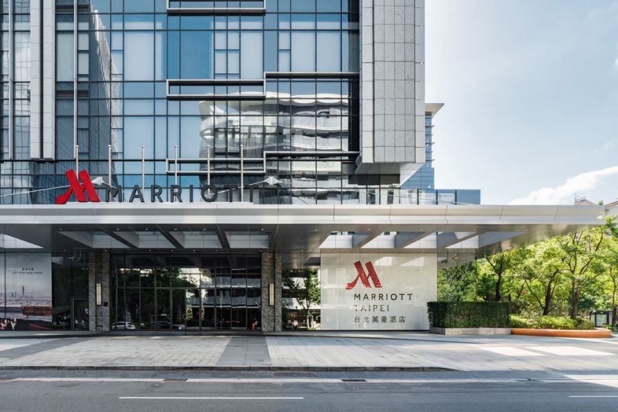台南市善化區將迎來全新的國際級飯店。全球最大飯店集團萬豪(Marriott International)旗下品牌──萬楓酒店(Fairfield by Marriott)將進駐台南科學園區(南科)。飯店規劃地上 11 層、地下 2 層,客房約 168 間,預計 2028 年完工營運。延續品牌一貫的設計語彙,以溫潤木質調與大面積暖黃光照明,讓遠道而來的旅客能沉澱與放鬆。