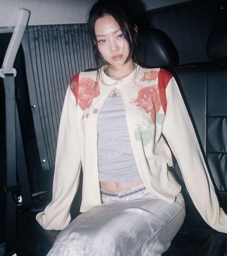 Jennie以一身復古混搭造型展現滿滿少女氣息。奶油色開襟針織外套綴上紅玫瑰印花,帶出濃濃 2000年代懷舊感。