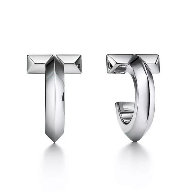 Tiffany 的「T1」18K 白金圈形耳環,是余詩曼在《新聞女王》中最常配戴、出鏡率最高的一對經典單品。簡約卻不失氣勢的線條設計,完美襯托她在劇中的幹練形象。