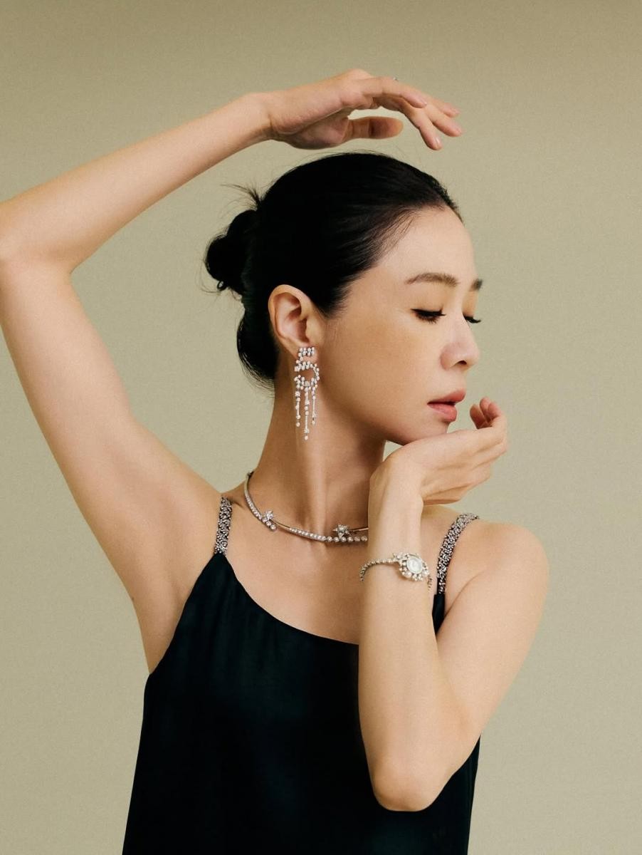 謝盈萱以一襲 Chanel 黑色薄紗拼接禮服,現身今年的金鐘60戲劇類頒獎典禮。繁星般的亮片與羽毛細節在光影間閃爍,耳畔、頸間與腕間同樣點綴 ChanelN°5 高級珠寶作品,襯出她內斂而堅定的氣質。