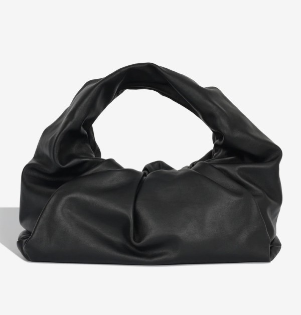 Bottega Veneta這一「The Shoulder Pouch」雲朵托特包系列雖然已逐漸停產,但在二手市場上依舊炙手可熱,始終有不少時尚愛好者在尋覓它的身影。